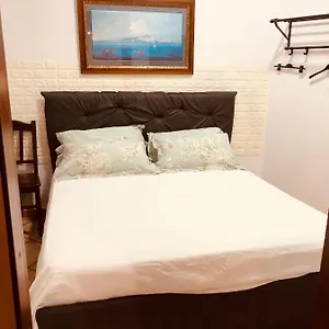 https://lalloggio-di-tina-naples.hotels-amalfi.com